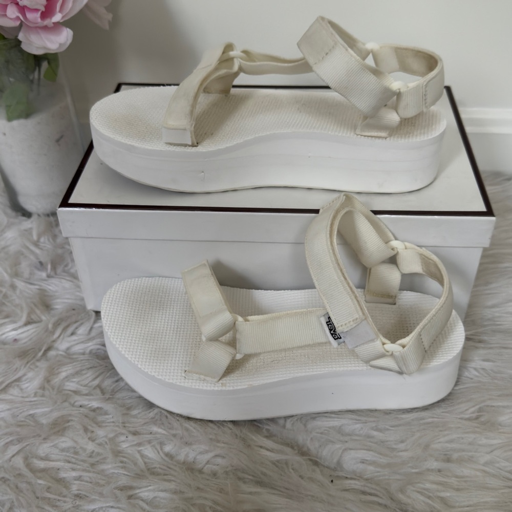TEVA White strappy platform Sandals. Women’s size:8. Great condition.Authentic✨